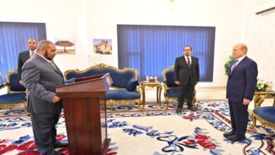 صورة محافظا حضرموت وسقطرى يؤديان اليمين الدستورية أمام مجلس القيادة الرئاسي