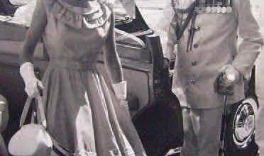صورة حكاية الطالبة العدنية التي أهدت إكليل الورد لملكة بريطانيا “إليزابيث الثانية” في عدن عام 1954م