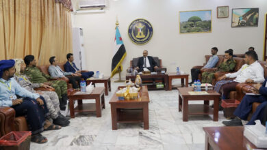 صورة الرئيس الزُبيدي يلتقي وكيل محافظة حضرموت الجيلاني وعددا من ضباط أمن المحافظة