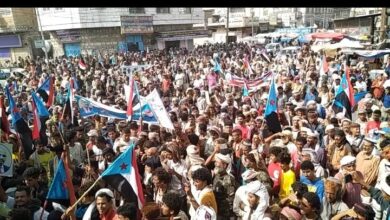 صورة الآلاف من أبناء المنطقة الوسطى في أبين يحتشدون تأييداً لعملية سهام الشرق” بيان”