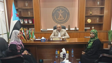 صورة الرئيس الزُبيدي يطّلع على سير العمل في الجهاز المركزي للإحصاء