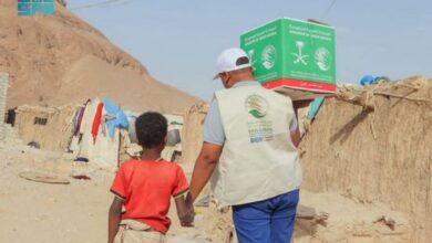 صورة مركز الملك سلمان للإغاثة يوزع مساعدات غذائية  في العبر وحجر