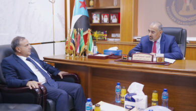 صورة الرئيس الزُبيدي يطّلع من الدكتور لصور على سير العمل بجامعة عدن