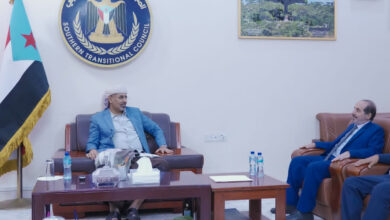 صورة الرئيس الزُبيدي يلتقي القيادي في الحراك الجنوبي المناضل علي هيثم الغريب