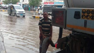 صورة استمرار أعمال شفط مياه الأمطار في شوارع المعلا