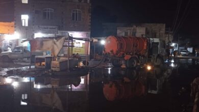 صورة تواصل أعمال شفط مياه الأمطار من شوارع خورمكسر