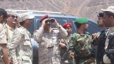 صورة اللواء التميمي يتفقد عدداً من المواقع العسكرية في المنطقة الثانية