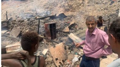 صورة رئيس تنفيذية انتقالي صيرة يطلع على أضرار حريق التهم منزل أحد المواطنين بالمديرية