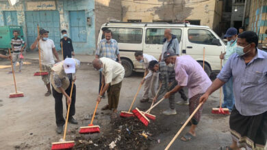 صورة القائم بمهام رئيس انتقالي العاصمة عدن يدشن حملة تنظيف ورفع مخلفات الأمطار بمديرية صيرة