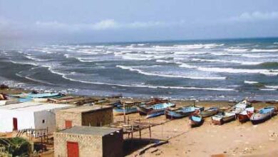 صورة غرق مواطنين ونجاة ثالث في ساحل سيحوت بالمهرة