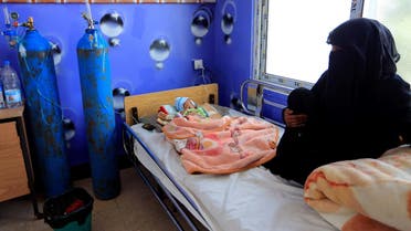 صورة أم طفل قتل بإبرة السرطان في صنعاء: لا أتخيل حياتي بدونه