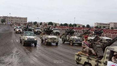 صورة مصادر تكشف مشاركة إخوان اليمن في العرض العسكري الحوثي بالحديدة
