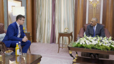 صورة الرئيس الزُبيدي يستقبل القائم بأعمال السفير الروسي لدى اليمن
