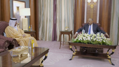 صورة الرئيس الزُبيدي يودع السفير الإماراتي بعد انتهاء فترة عمله