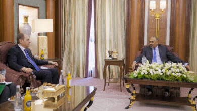 صورة الرئيس الزُبيدي يلتقي سفير جهورية مصر العربية
