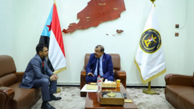 صورة اللواء بن بريك يناقش مع رئيس نقابة البنك الأهلي اليمني عدداً من القضايا المتعلقة بالنقابة ودورها في الحفاظ على حقوق العمال