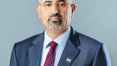 صورة الرئيس الزُبيدي يُعزي المدير العام لمطار عدن الدولي بوفاة والده