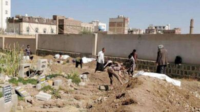 صورة الحوثي سارع للتخلص منها .. «جثث مجهولة» تثير الشكوك حول إعدامات حوثية للمعتقلين