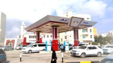 صورة تخفيض أسعار البترول بمحطات الوقود في العاصمة عدن