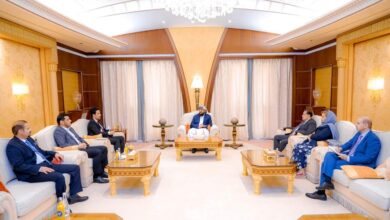 صورة نائب رئيس مجلس القيادة الرئاسي المحرمي يلتقي رئيس هيئة التشاور والمصالحة ونوابه