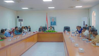 صورة المحافظ بن الوزير يناقش الاحتياجات والمتطلبات الخدمية والتنموية للمديريات الشرقية