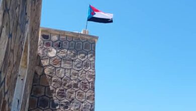 صورة تدشين رفع العلم الجنوبي في الحد الفاصل  مع مناطق شمال اليمن في حبيل حنش