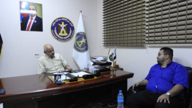 صورة عصام عبده يناقش مع مستشار محافظ العاصمة عدن لشؤون المنظمات الدولية نشاط المنظمات في المحافظة