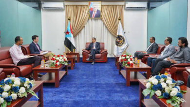 صورة لقاء الخبجي ومدير مكتب المبعوث الأممي.. الجنوب يخلي مسؤوليته من تداعيات التصعيد الحوثي