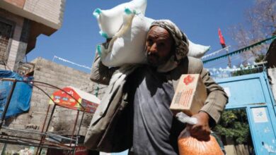 صورة السلع المنتهية الصلاحية تملأ أسواق صنعاء وتعزز ثراء الحوثيين
