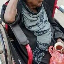 صورة في واقعة مؤلمة.. رمي امرأة مسنة في احد شوارع العاصمة عدن