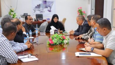 صورة اجتماع يناقش إجراءات إعادة تشغيل مجمع الكويت الصحي بخورمكسر