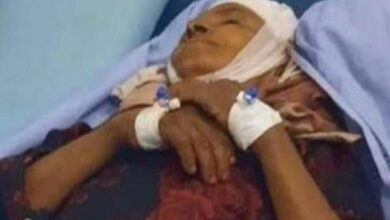 صورة قيادي حوثي يلقي مُسنة من سطح منزلها ويطلق النار على ابنتها في ريمة اليمنية