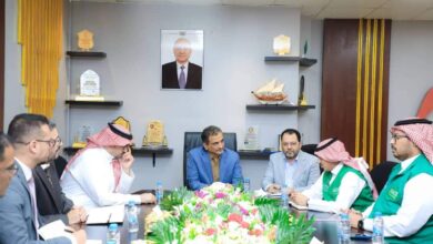 صورة لملس يناقش مع ممثلين عن البرنامج السعودي وشركة السعد جهود تحسين الجوانب الخدمية وتشغيل مستشفى عدن العام