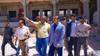 صورة المحافظ بن الوزير يتفقد معهد الدكتور مقلم العالي وسير العمل في بناء مدرسة ثانوية للبنات بعتق
