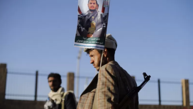صورة الحوثي يقر وثيقة طائفية تجبر الموظفين الحكوميين على التسليم بـ”الولاية”