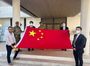 صورة وفد دبلوماسي صيني يعود إلى مقر سفارته في عدن