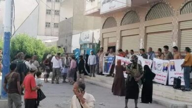 صورة العاصمة عدن.. وقفة احتاجية تطالب بإقالة وزير التعليم العالي “الوصابي”
