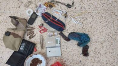 صورة الأجهزة الأمنية بساحل حضرموت تضبط حارس مدرسة يروج مخدرات