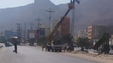 صورة بقايا قوات الاحتلال اليمني تزيل أعلام الجنوب من شوارع سيئون