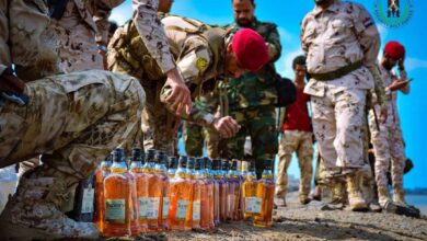 صورة بتوجيهات النائب العام وإشراف النيابة.. اللواء أول دعم وإسناد يتلف كمية كبيرة من زجاجات الخمور
