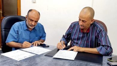 صورة بدعم من لملس.. توقيع اتفاقية توزيع سلال غذائية لموظفي مؤسسة المياه والصرف الصحي بالعاصمة عدن