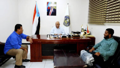 صورة القائم بمهام رئيس تنفيذية انتقالي العاصمة عدن يطلع على أوضاع المواطنين في جزيرة ميون