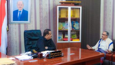 صورة محافظ شبوة يلتقي المدير العام الجديد لمديرية عتق