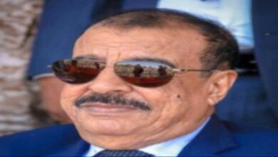 صورة رئيس الجمعية الوطنية يطمئن على صحة العميد الركن سعيد المحمدي