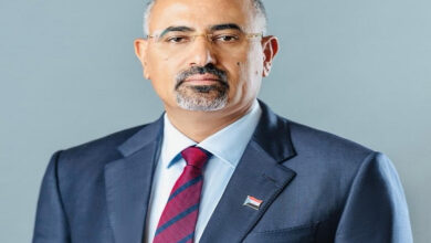 صورة الرئيس الزُبيدي يُعزَّي في استشهاد الأستاذ علي عبدالله المجعلي