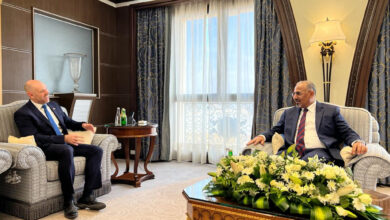 صورة لدى لقائه السفير البريطاني… الرئيس الزُبيدي يطالب بتدخل دولي وإقليمي عاجل لإنقاذ الاقتصاد المنهار