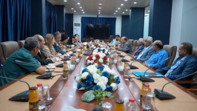 صورة قيادات من المجلس الانتقالي تستقبل الوفد الإعلامي الدولي في مبنى الشؤون الخارجية