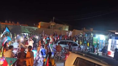 صورة عاجل| مسيرة حاشدة بمنطقة الغرف بتريم تطالب برحيل المنطقة العسكرية الأولى من وادي حضرموت