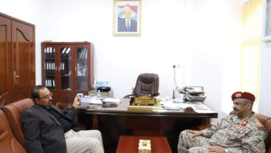 صورة محافظ حضرموت وقائد المنطقة العسكرية الثانية يحذّران من أي تسجيل للأفراد خارج المؤسسة العسكرية والأمنية