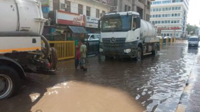صورة استمرار أعمال شفط مياه الأمطار في شوارع المعلا